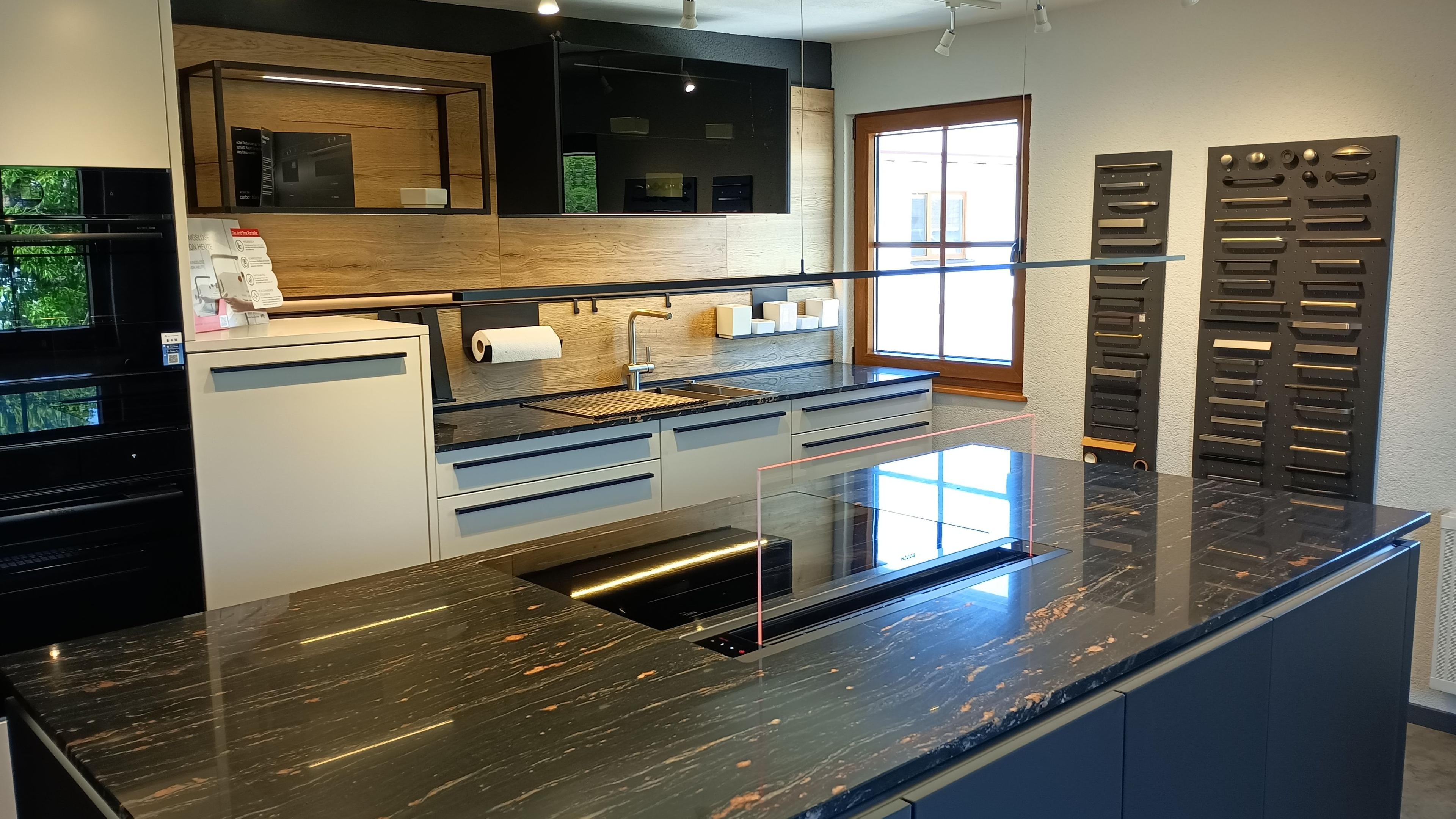 Ausstellungsraum mit Küche und Griffmustern