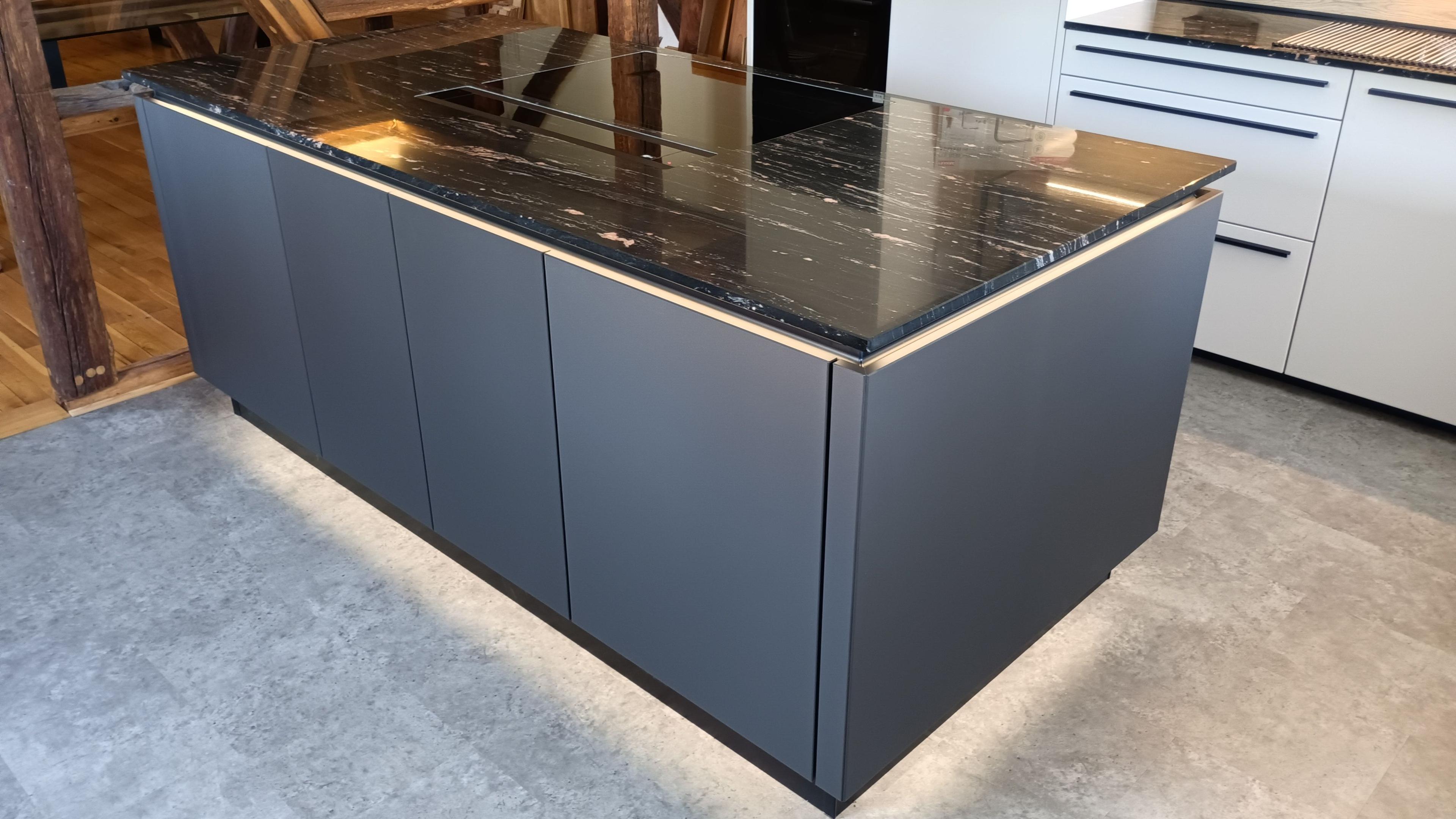 Detailansicht beleuchteter Küchensockel