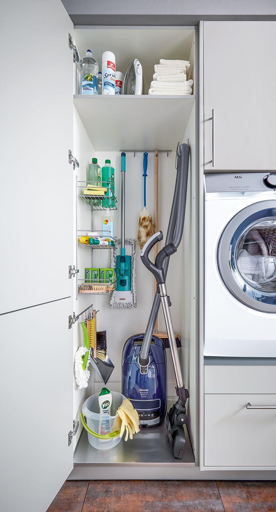 Ansicht Putzmittelschrank mit geöffneter Tür