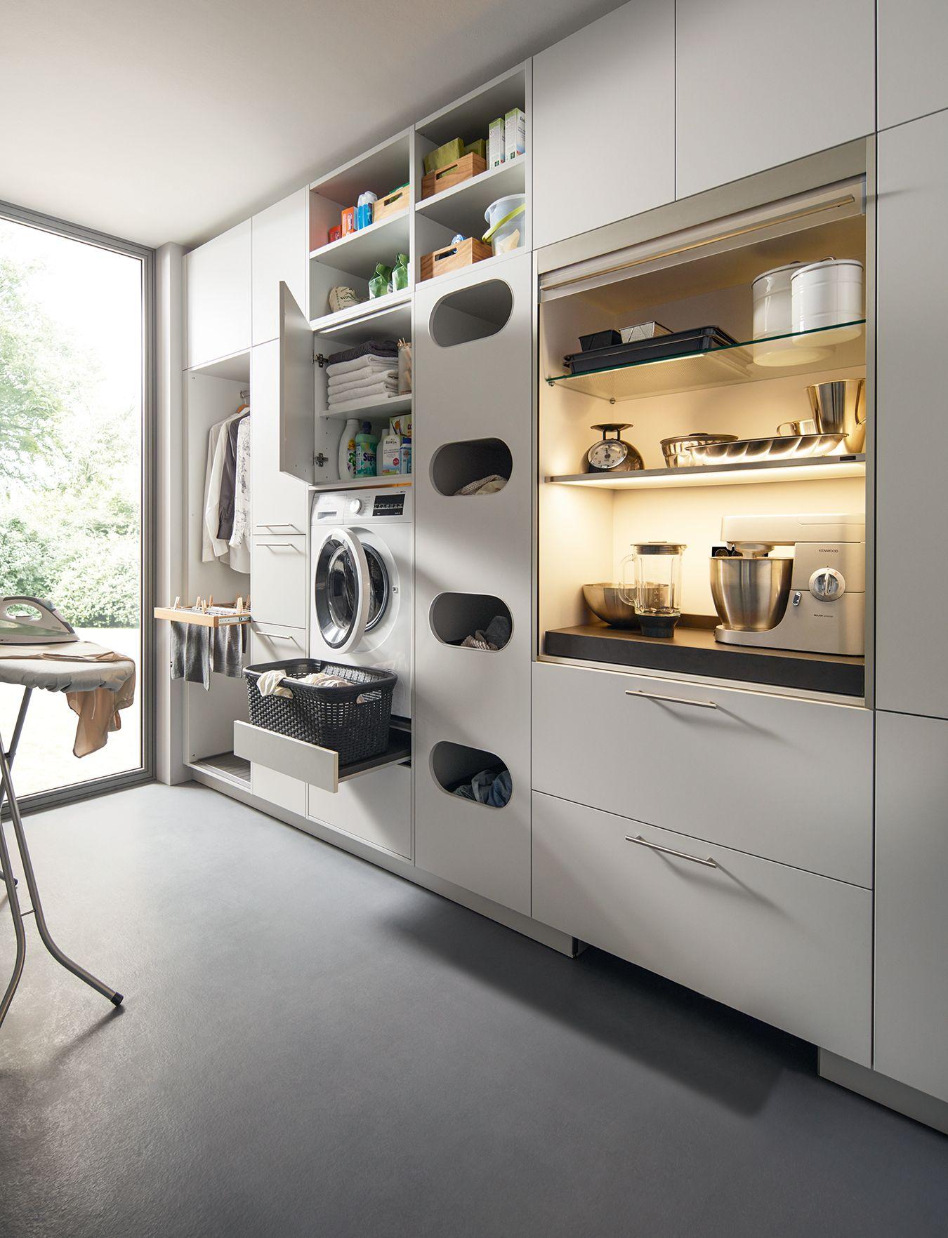 Schrägansicht Schranksystem Hauswirtschaftsraum mit Beleuchtung